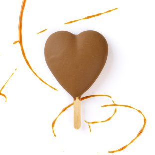 Мороженое со вкусом соленой карамели на палочке в молочном шоколаде