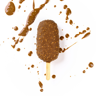 Сливочное мороженое на палочке в молочной глазури