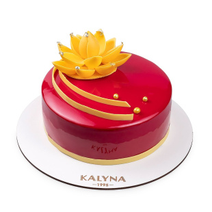 Мусовий торт на День народження з шоколадною квіткою